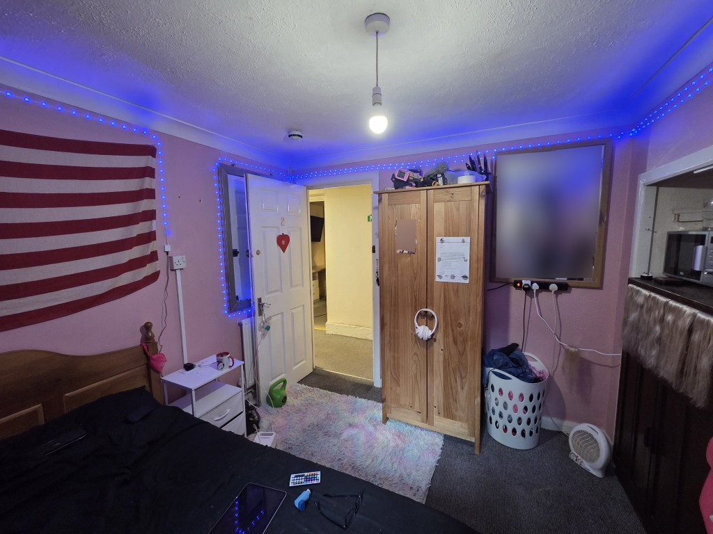 Lot: 166 - LAWFUL ESTABLISHED 8-BEDROOM HMO PRODUCING JUST UNDER £70,000 PER ANNUM - Lower ground floor bedroom